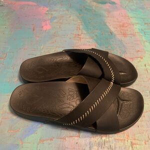 OluKai Kipe'a 'Olu Women's Black Leather Slide Sandals Size 8 EUC beach comfort